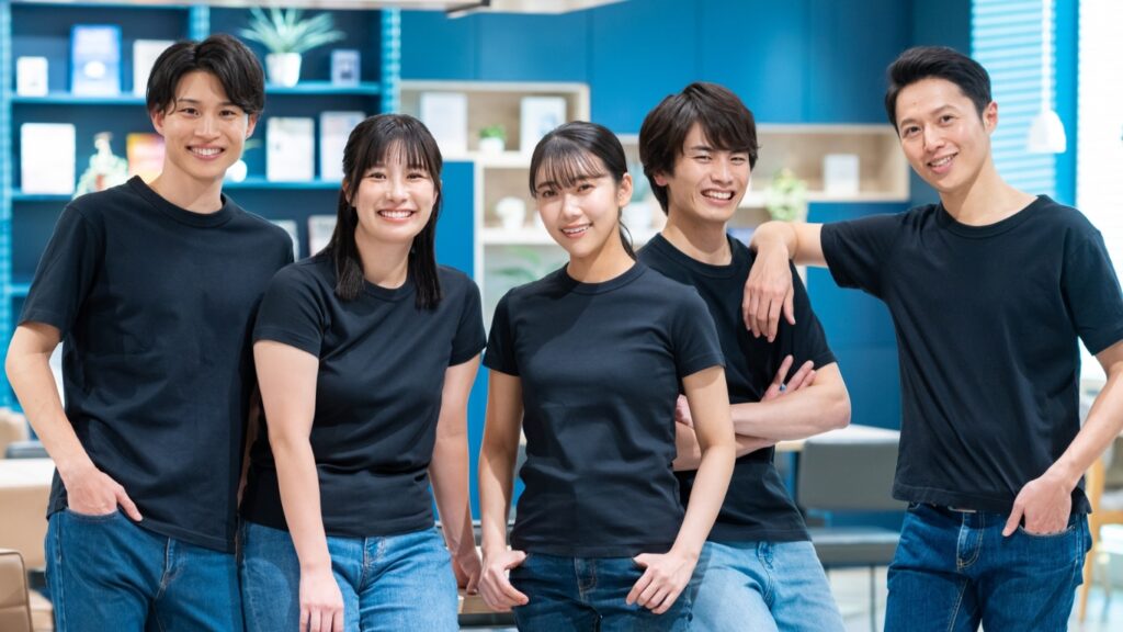 オフィスで働くエンジニア