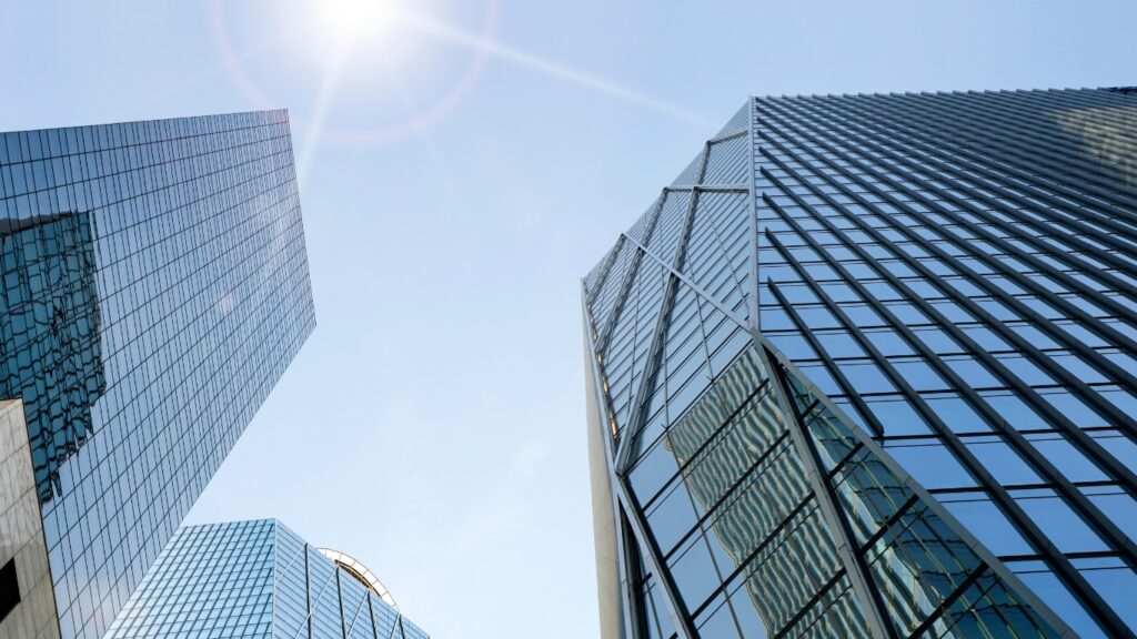 企業　ビルの外観と空