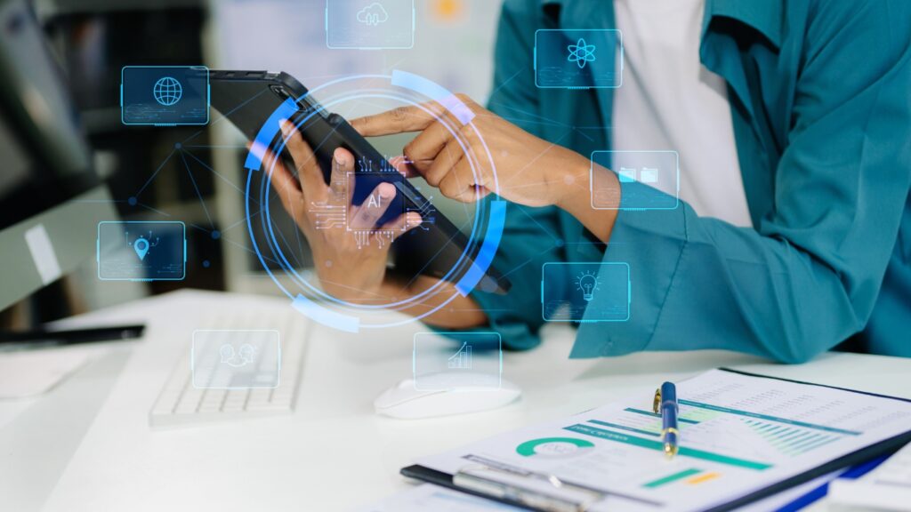 パソコンやタブレットでチャットボットを利用する男性。AI（人工知能）。