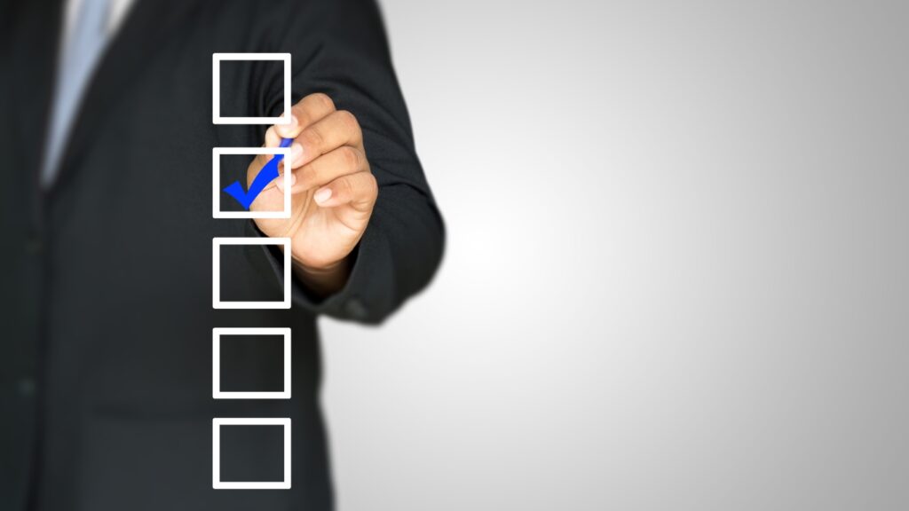 男性のビジネスパーソンがチェクリストをチェックしている